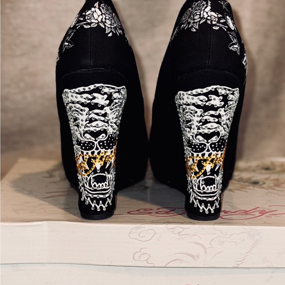 Ed Hardy Joyaus Wedge Heels Black Skull Floral Peep Toe Size 9 New w/ Box - Picture 6 of 8